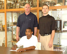 Bunns Little signs to play at Louisburg College